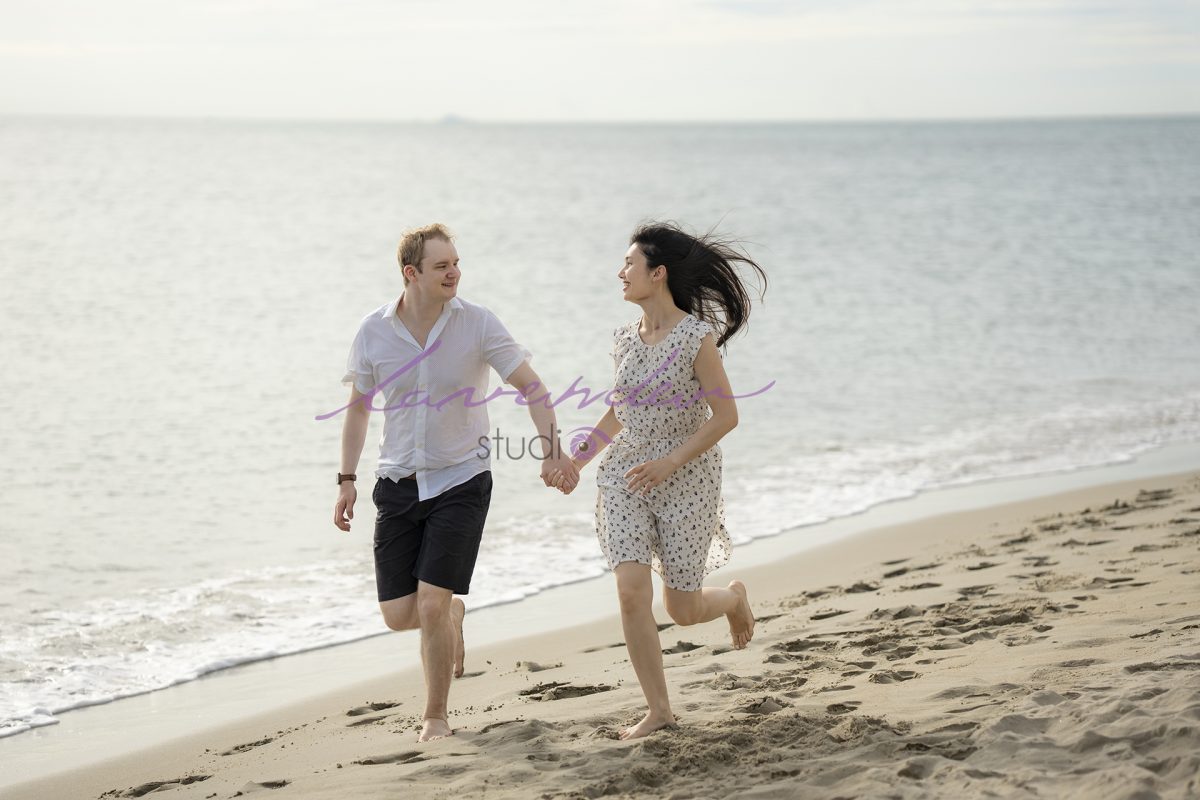 Chụp ảnh cặp đôi tự nhiên đẹp ở biển 