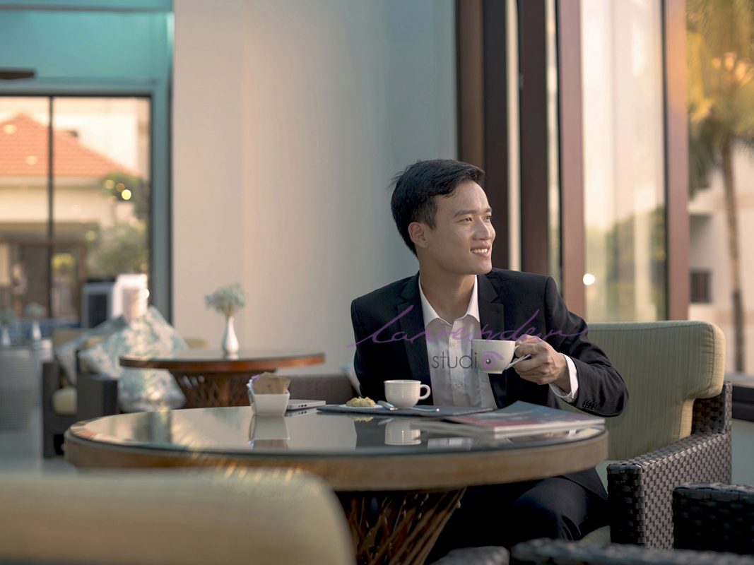 Chụp hình doanh nhân cho cầu thủ Hoàng Đức Chụp hình doanh nhân cho cầu thủ Hoàng Đức