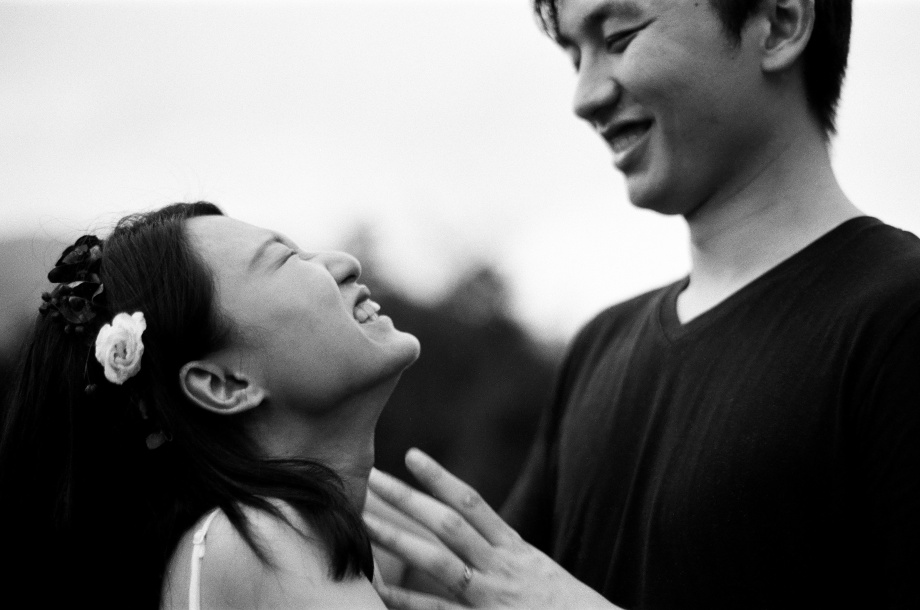 Chụp ảnh couple trắng đen nghệ thuật mới lạ mà đẹp