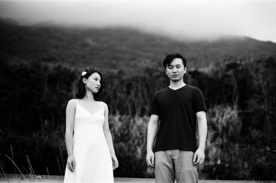 Chụp ảnh couple trắng đen nghệ thuật mới lạ mà đẹp