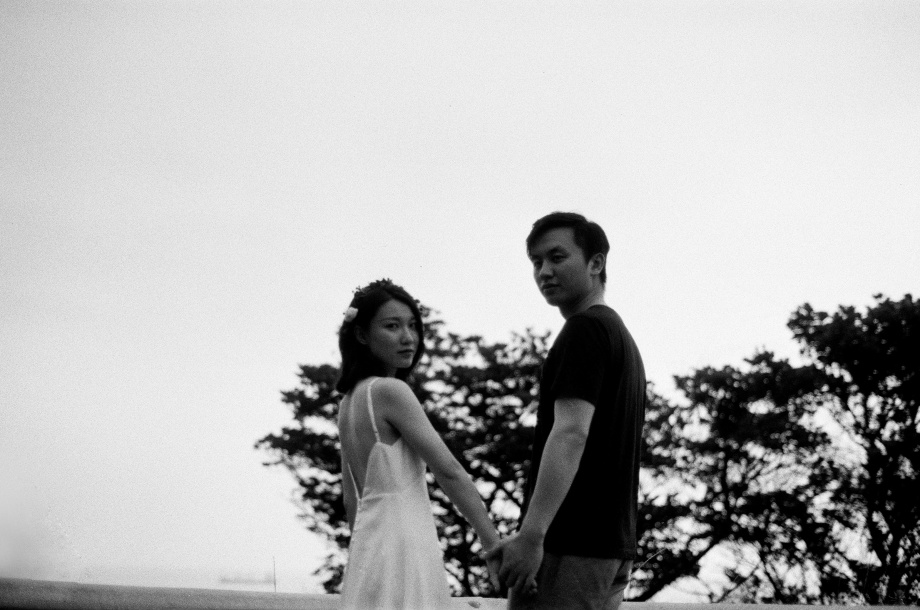 Chụp ảnh couple trắng đen nghệ thuật mới lạ mà đẹp