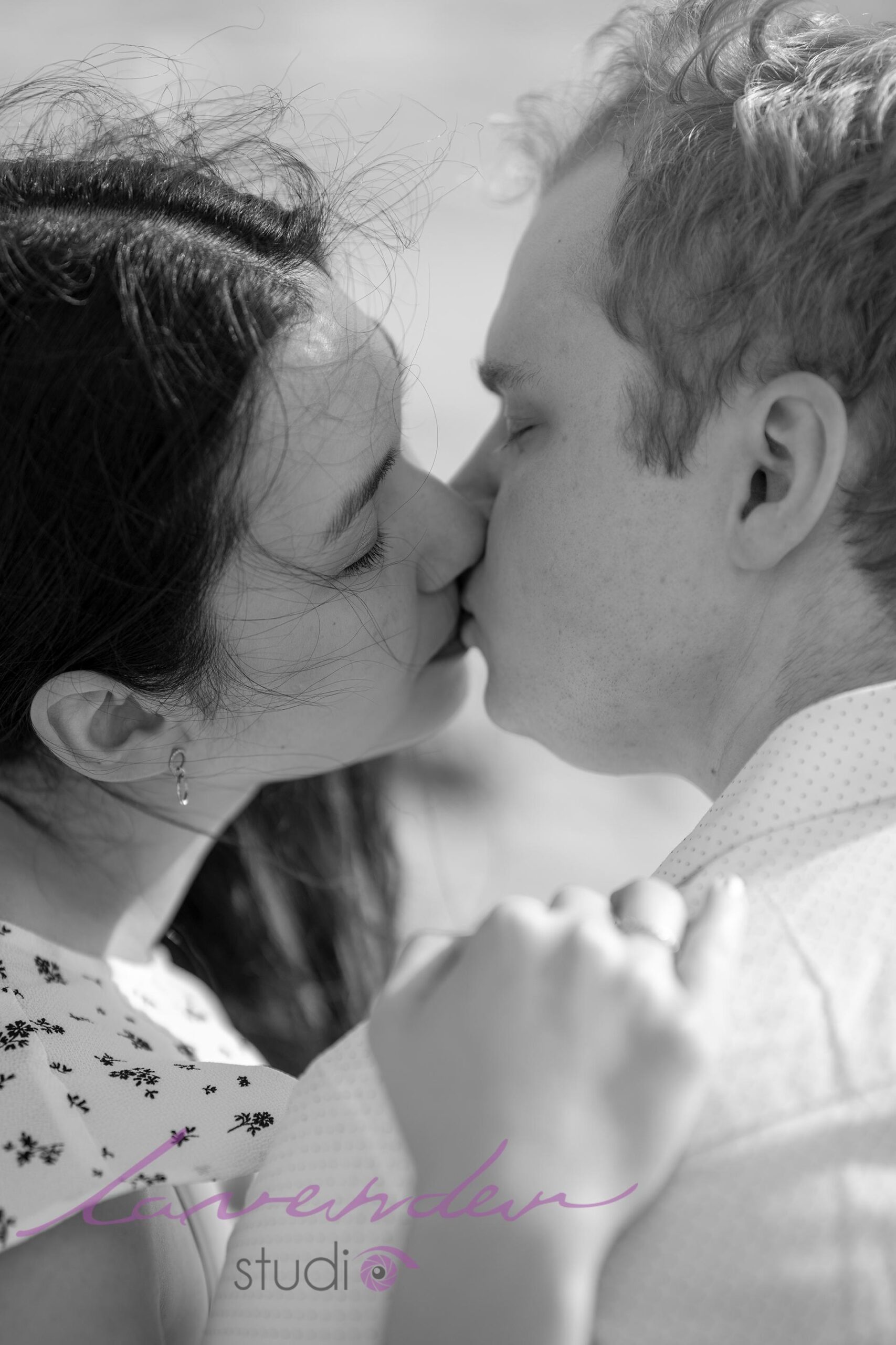 Chụp ảnh couple trắng đen nghệ thuật mới lạ mà đẹp