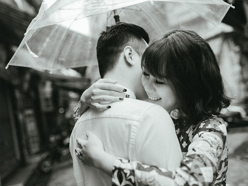 Chụp ảnh couple trắng đen nghệ thuật mới lạ mà đẹp