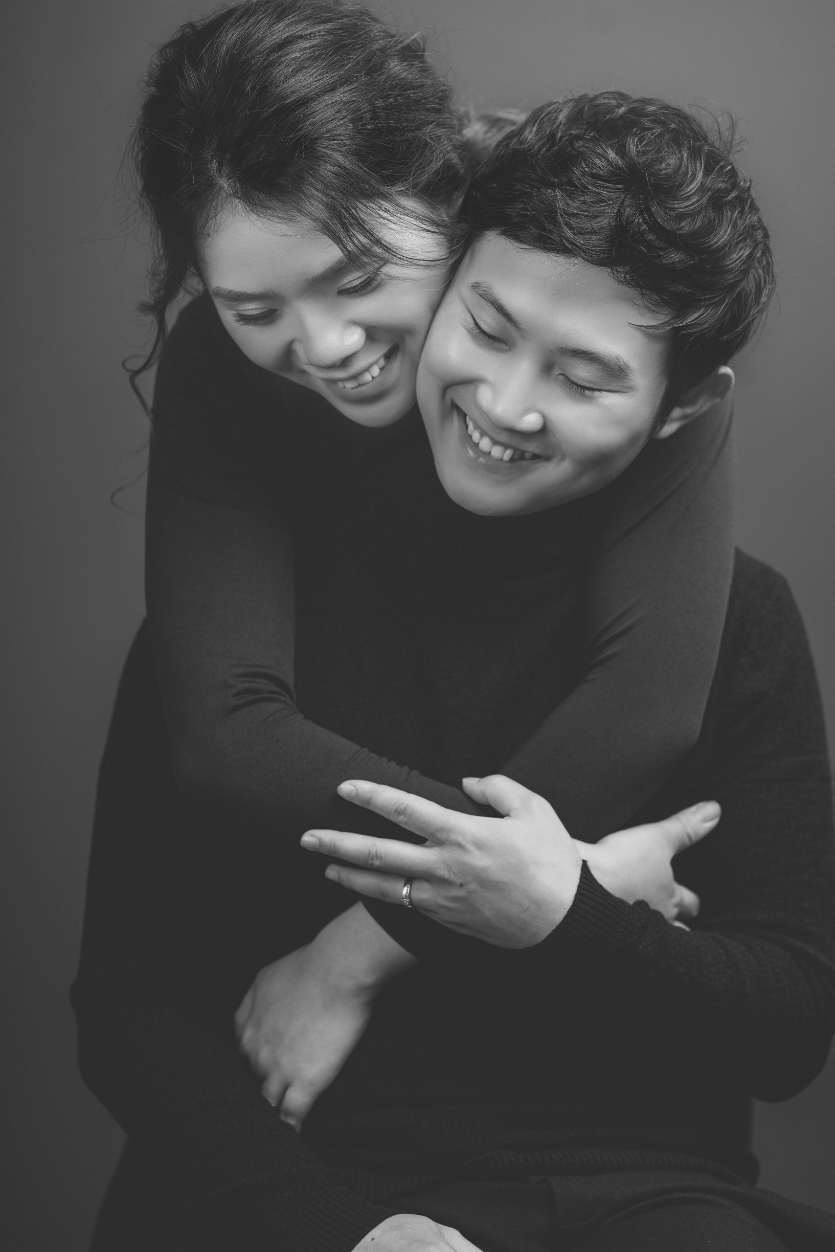 Chụp ảnh couple trắng đen nghệ thuật mới lạ mà đẹp