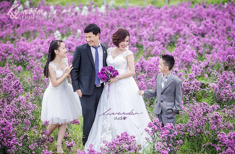 Chụp ảnh kỷ niệm ngày cưới cùng gia đình ở ngoại cảnh làm sao đẹp và tự nhiên Chụp ảnh kỷ niệm ngày cưới cùng gia đình ở ngoại cảnh làm sao đẹp và tự nhiên