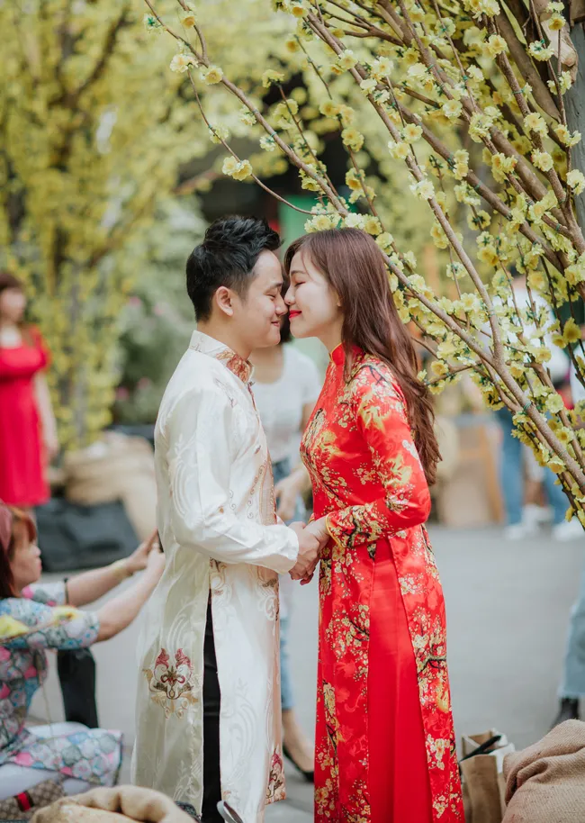 Chào đón xuân Ất Tỵ 2025 với bộ ảnh couple Tết cùng người thương