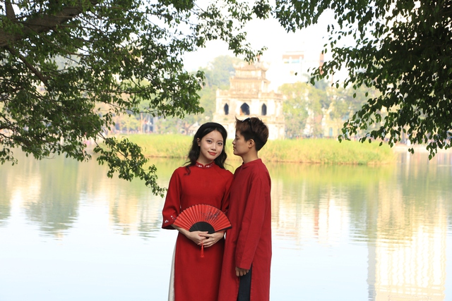 chụp ảnh couple tết với áo dài tại Hà Nội
