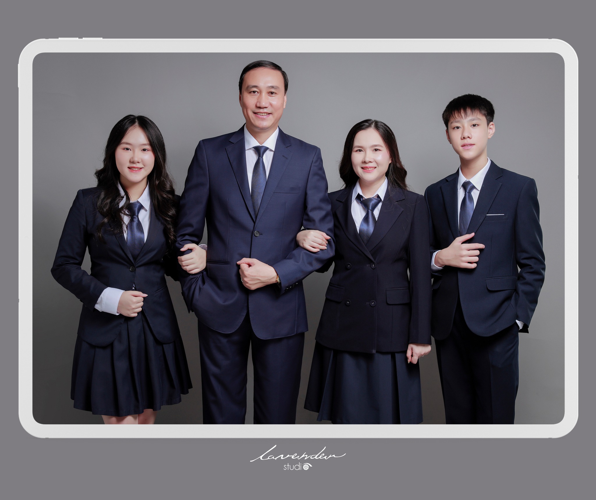 Gắn kết gia đình với bức ảnh Tết 2025 ngay tại nhà