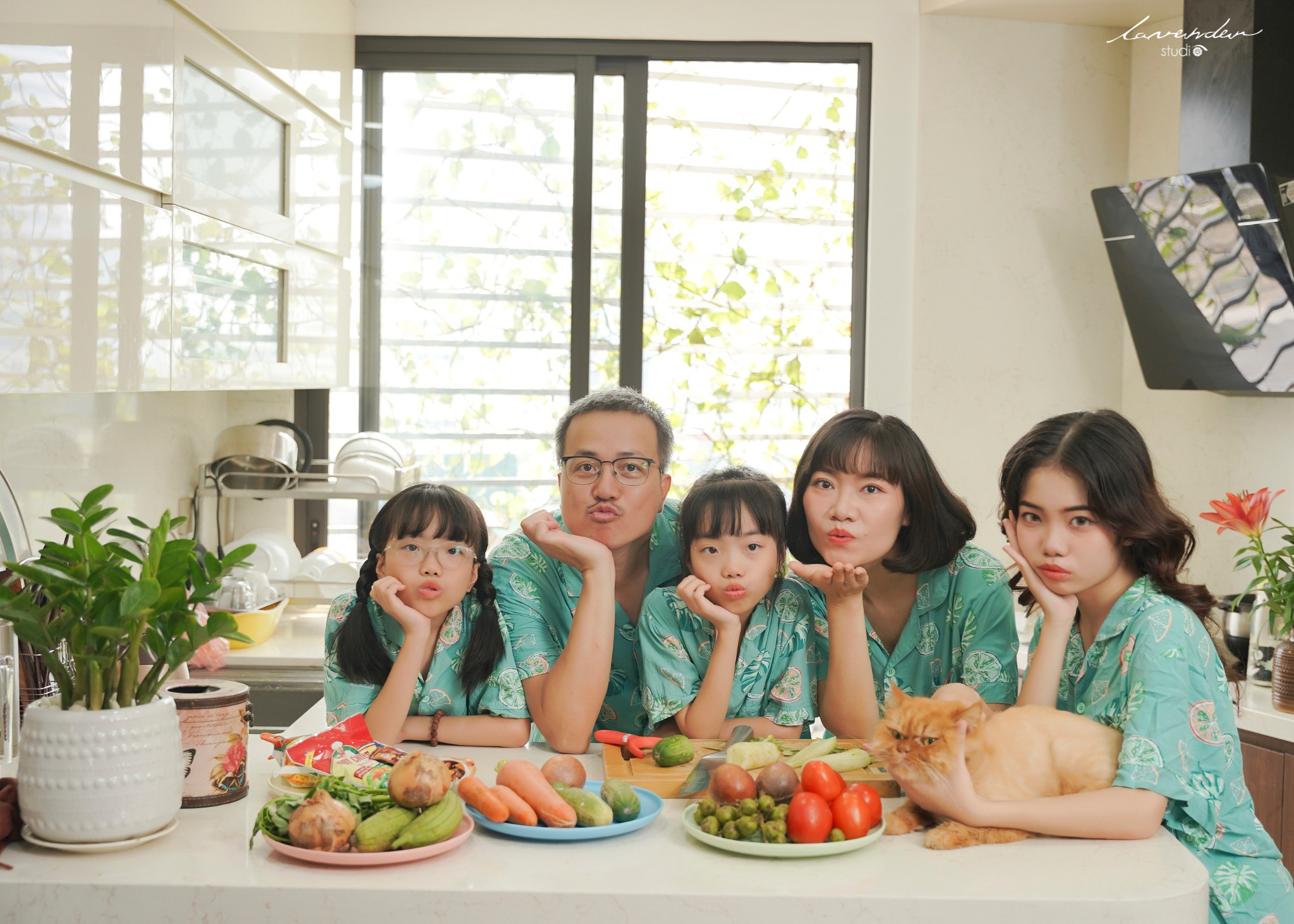 Gắn kết gia đình với bức ảnh Tết 2025 ngay tại nhà