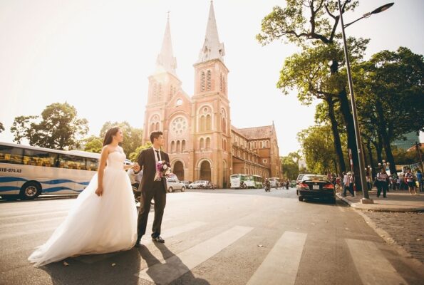 Cách tạo dáng chụp ảnh cưới ngoại cảnh tự nhiên nhất