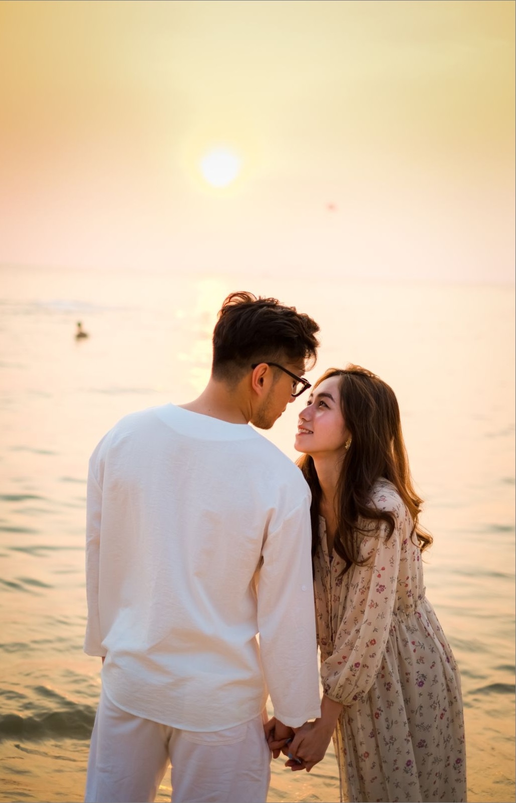 Hình ảnh cặp đôi chụp từ phía sau - Xu hướng chụp ảnh lãng mạn trong tình yêu