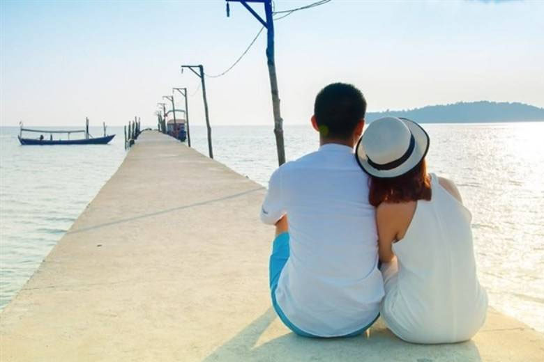 Hình ảnh cặp đôi chụp từ phía sau - Xu hướng chụp ảnh lãng mạn trong tình yêu