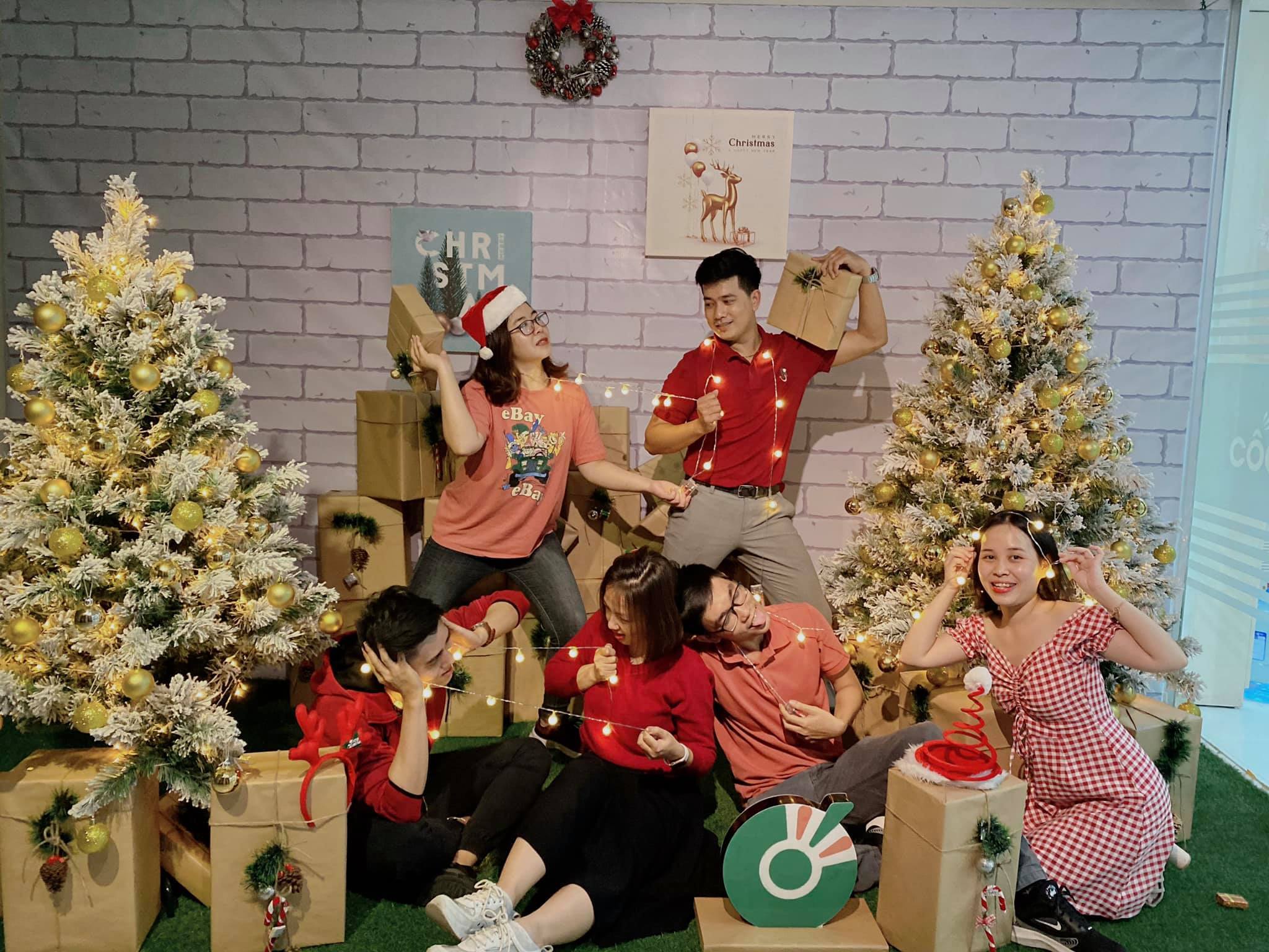 Gợi ý tư thế chụp ảnh Noel đơn giản nhưng lên hình cực xinh