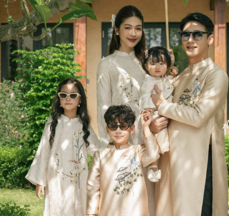 Những lưu ý khi chụp ảnh gia đình áo dài để có bộ ảnh đẹp và tự nhiên Những lưu ý khi chụp ảnh gia đình áo dài để có bộ ảnh đẹp và tự nhiên