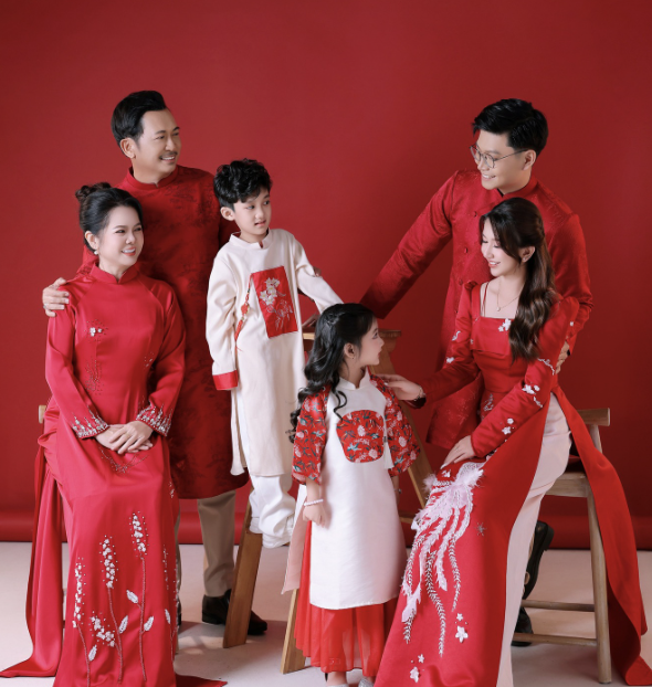 Những lưu ý khi chụp ảnh gia đình áo dài để có bộ ảnh đẹp và tự nhiên Những lưu ý khi chụp ảnh gia đình áo dài để có bộ ảnh đẹp và tự nhiên