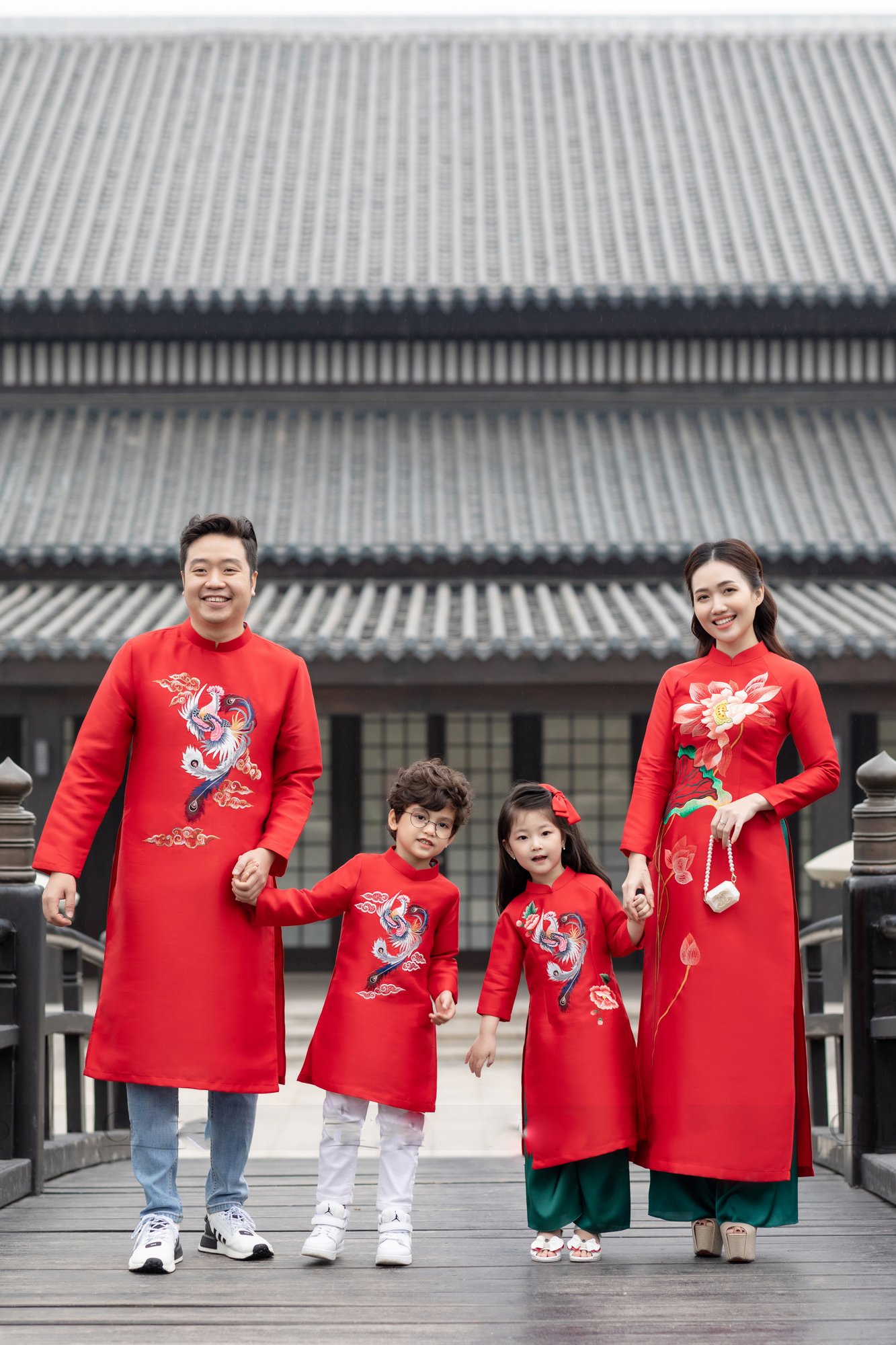 Những lưu ý khi chụp ảnh gia đình áo dài để có bộ ảnh đẹp và tự nhiên Những lưu ý khi chụp ảnh gia đình áo dài để có bộ ảnh đẹp và tự nhiên