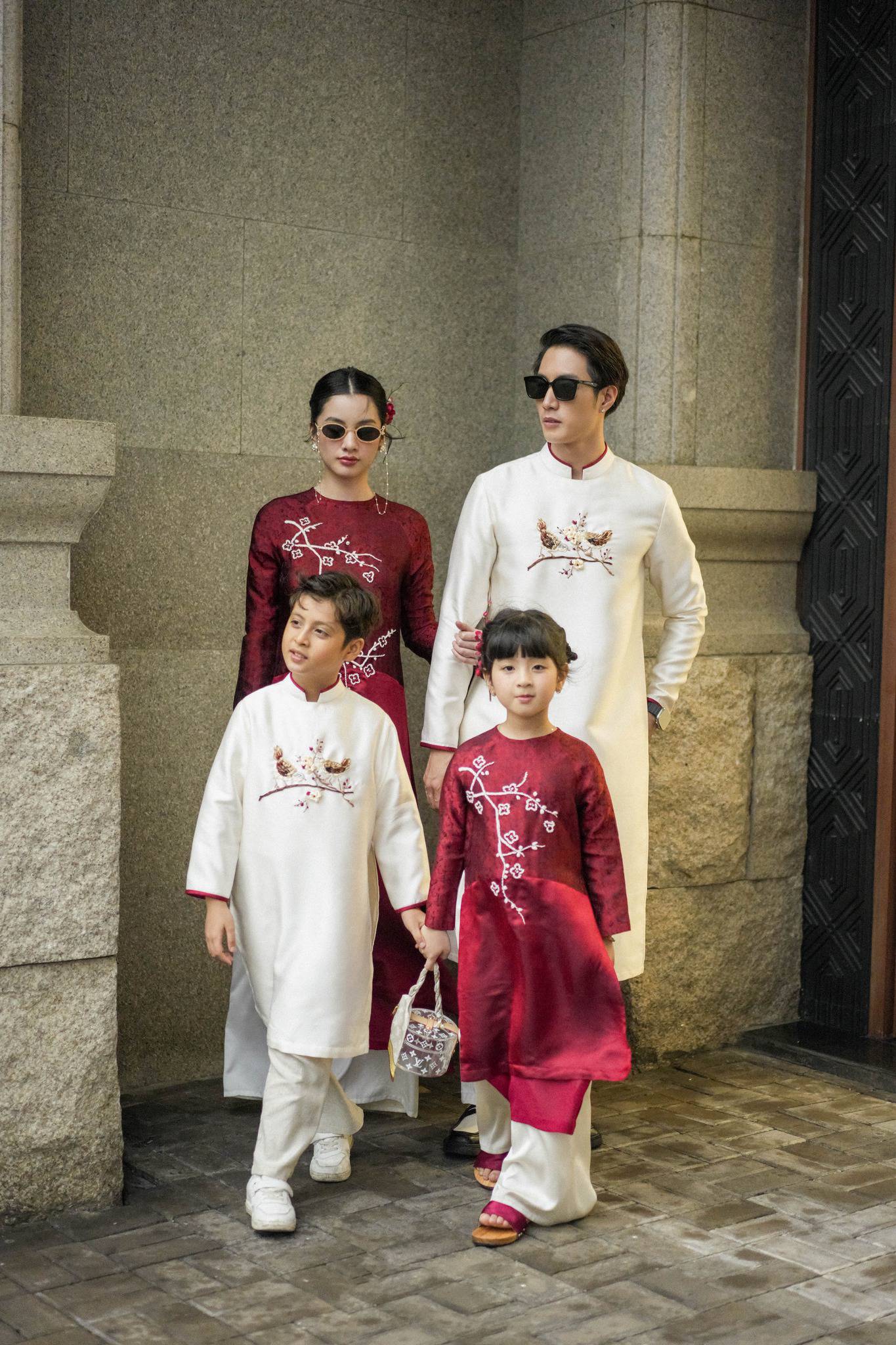 Những lưu ý khi chụp ảnh gia đình áo dài để có bộ ảnh đẹp và tự nhiên Những lưu ý khi chụp ảnh gia đình áo dài để có bộ ảnh đẹp và tự nhiên