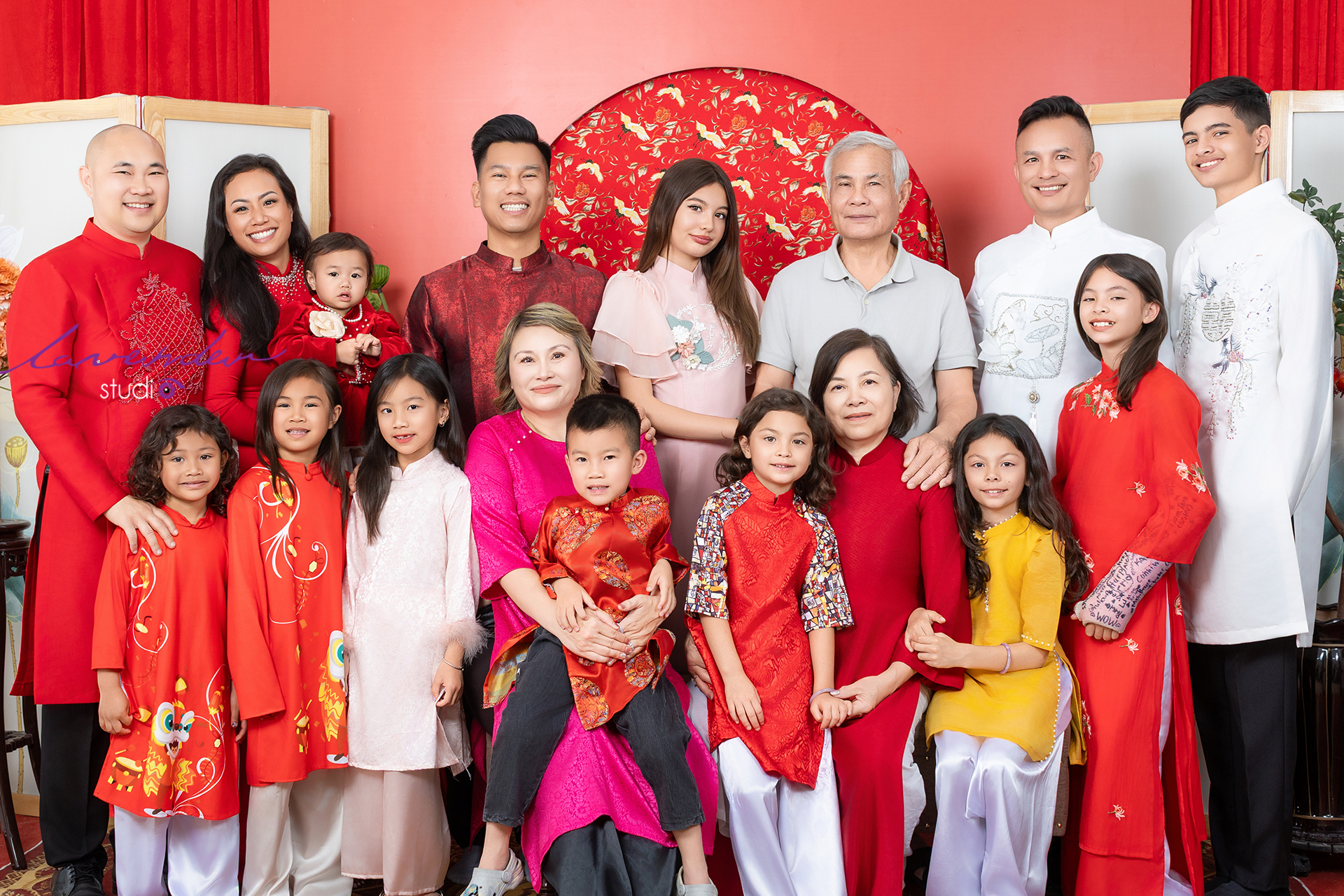 Chụp hình gia đình Tết 2026 tại TP.HCM: Bảng giá & Kinh nghiệm chọn gói