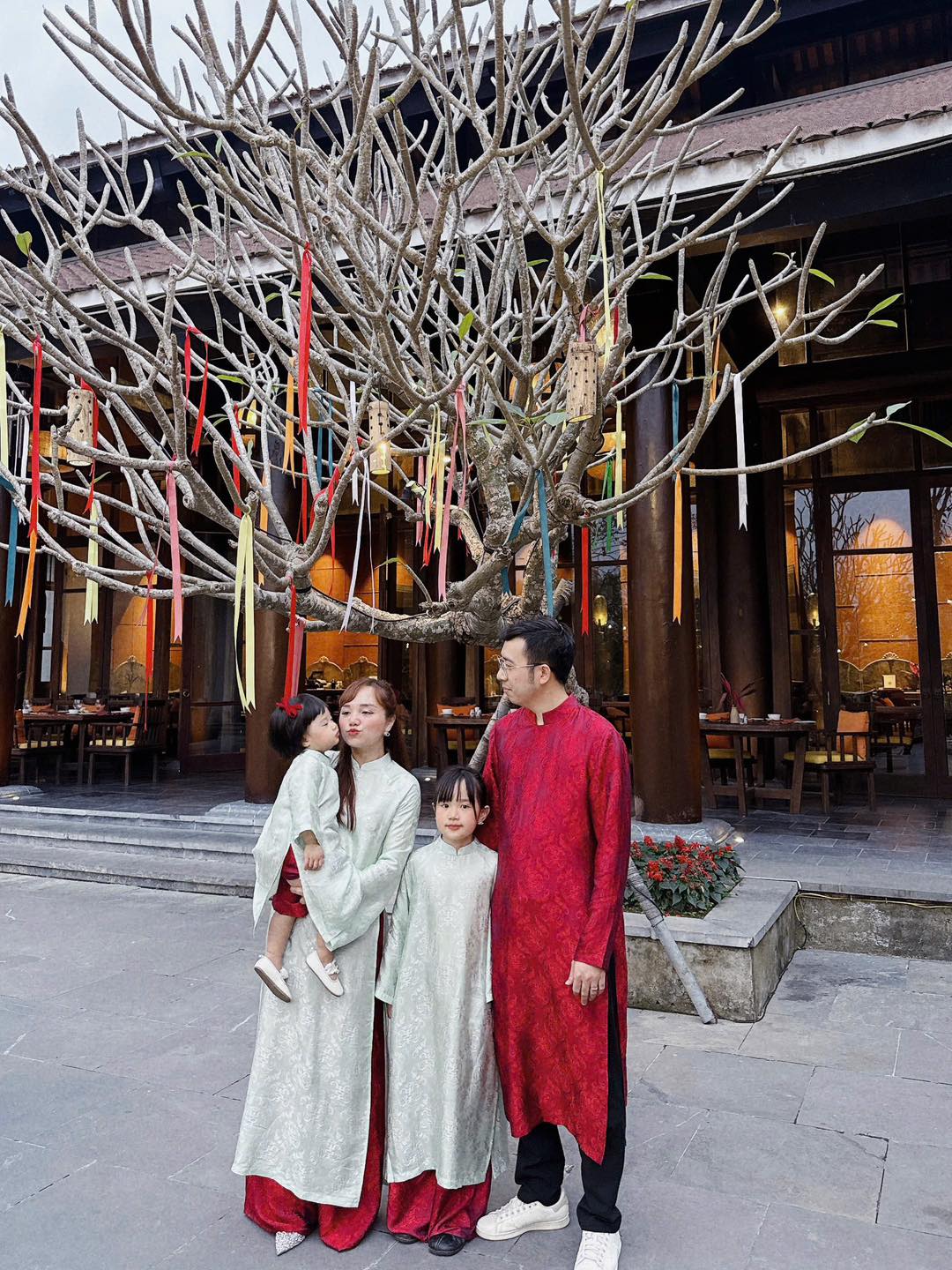 Chụp hình gia đình Tết 2026 tại TP.HCM: Bảng giá & Kinh nghiệm chọn gói