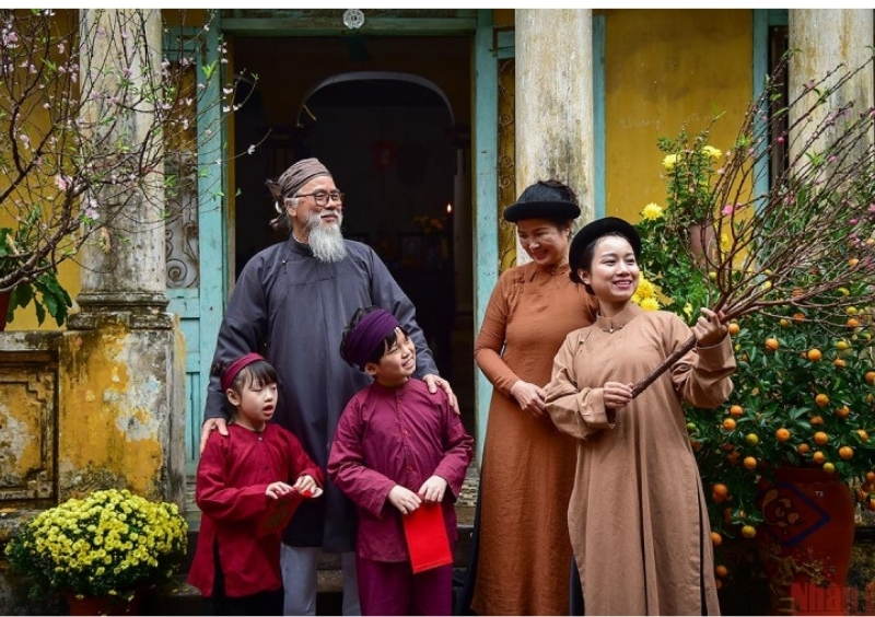 Chụp hình gia đình Tết 2026 tại TP.HCM: Bảng giá & Kinh nghiệm chọn gói