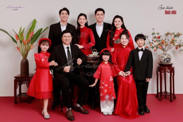 Chụp hình gia đình Tết 2026 tại TP.HCM: Bảng giá & Kinh nghiệm chọn gói