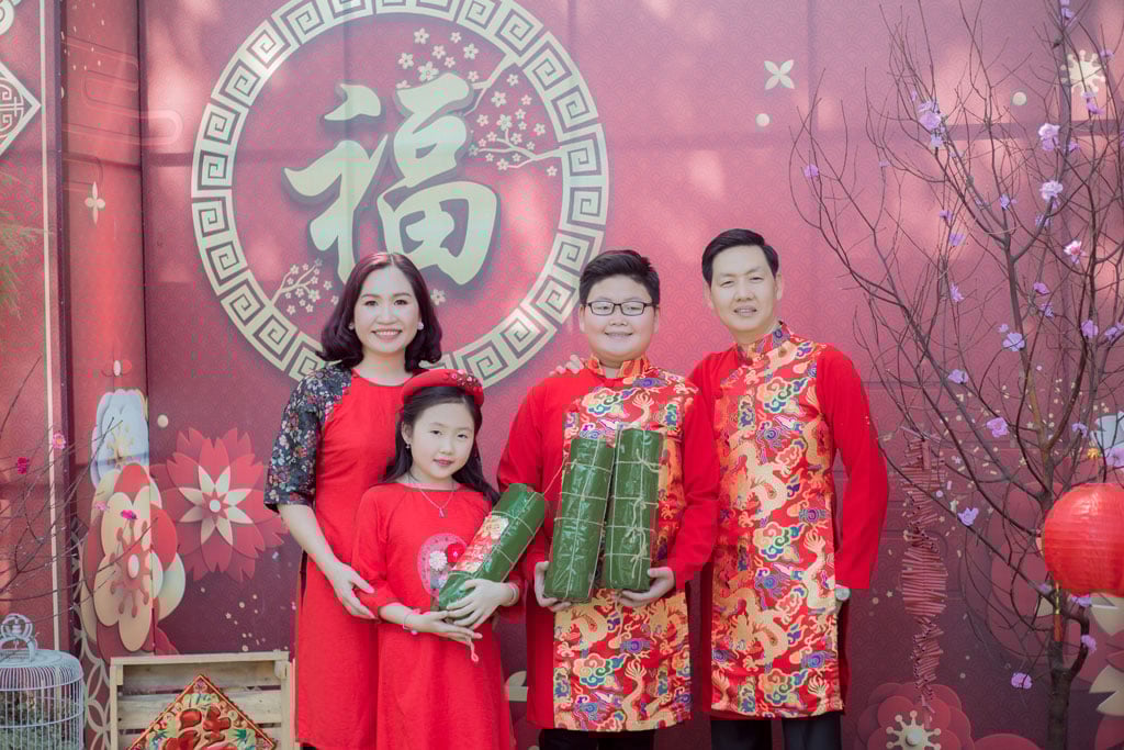 Gia Đình 4 Người Chụp Ảnh Tết Nên Mặc Gì Cho Đồng Điệu? Gia Đình 4 Người Chụp Ảnh Tết Nên Mặc Gì Cho Đồng Điệu?