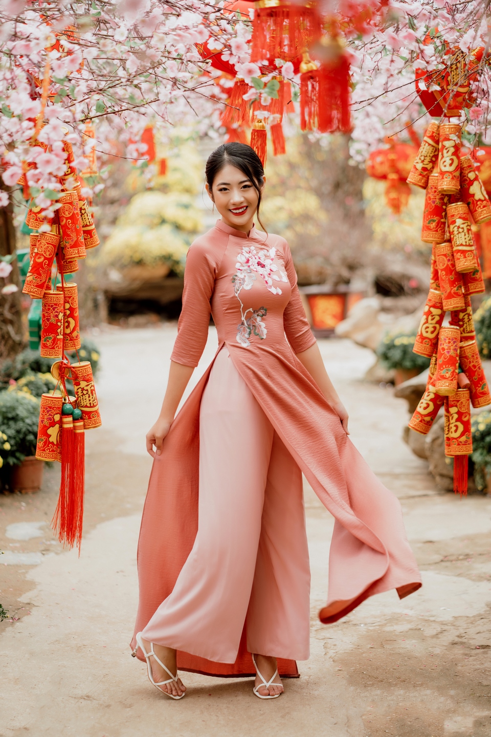 10 phong cách chụp áo dài nghệ thuật (7) 10 phong cách chụp áo dài nghệ thuật (7)